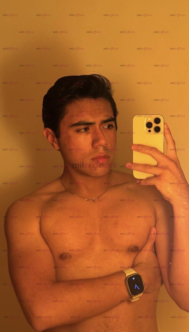 FOTOS DE CHICO UNIVERSITARIO COMPLACIENTE Y CARIÑOSO