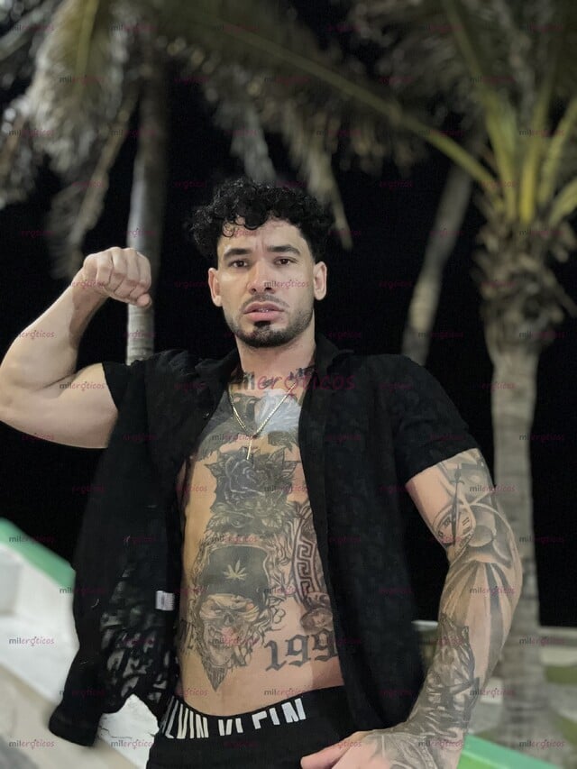 FOTOS DE EXTRANJERO TATUADO GUAPO VERGON 23 CENTÍMETROS LECHERO
