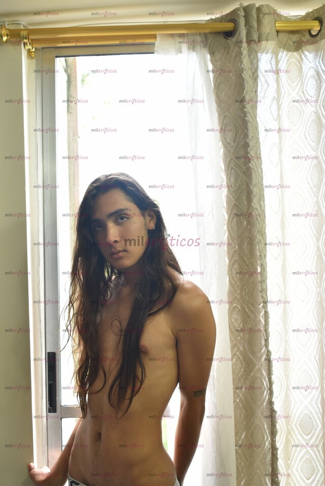 FOTOS DE JOVEN DELGADO DE 21 AÑOS CON CABELLO LARGO VERSÁTIL