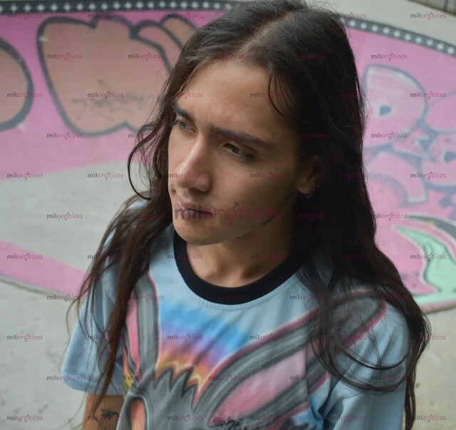 FOTOS DE JOVEN DELGADO DE 21 AÑOS CON CABELLO LARGO VERSÁTIL