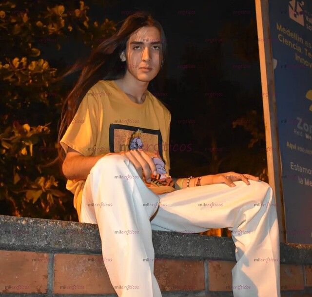 FOTOS DE JOVEN DELGADO DE 21 AÑOS CON CABELLO LARGO VERSÁTIL