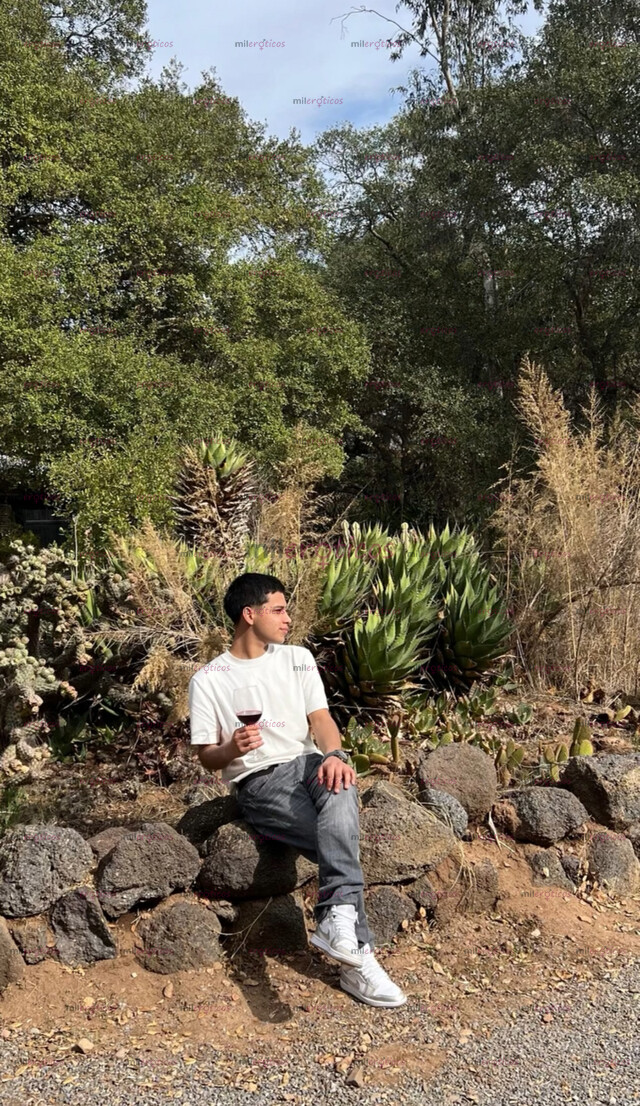 FOTOS DE QUÉ ONDA SOY CHARLY, SOY VERSÁTIL , DISCRETO Y PLACER AL MIL