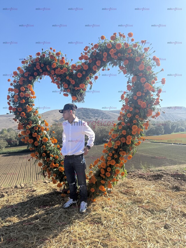 FOTOS DE QUÉ ONDA SOY CHARLY, SOY VERSÁTIL , DISCRETO Y PLACER AL MIL