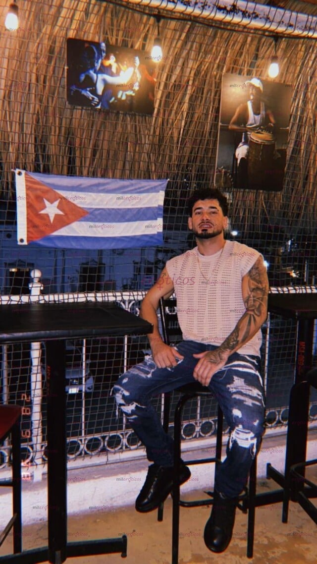 FOTOS DE EXTRANJERO TATUADO GUAPO VERGON 23 CENTÍMETROS LECHERO