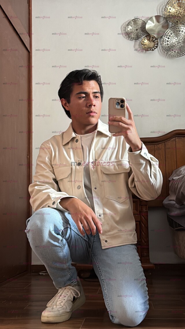 FOTOS DE CHICO UNIVERSITARIO COMPLACIENTE Y CARIÑOSO