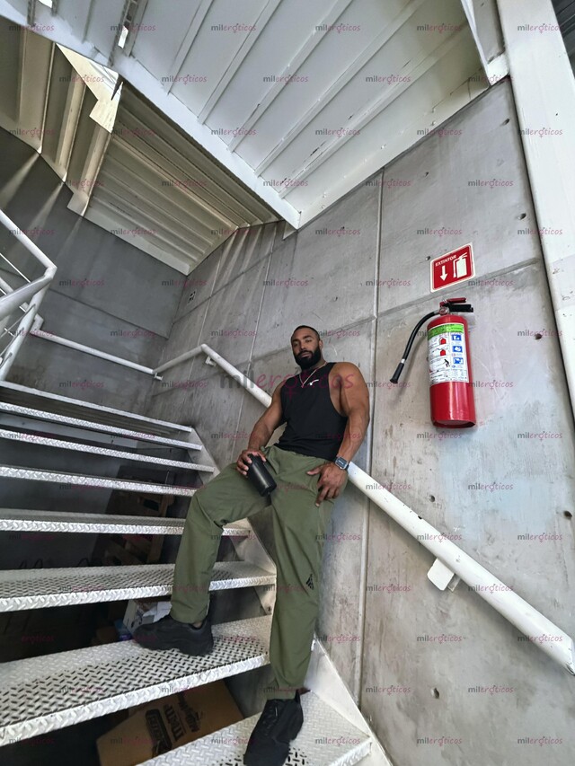 FOTOS DE NEGRO MUSCULOSO BRASILEÑO ,VERGON DOMÍNATE 23 CM REALES