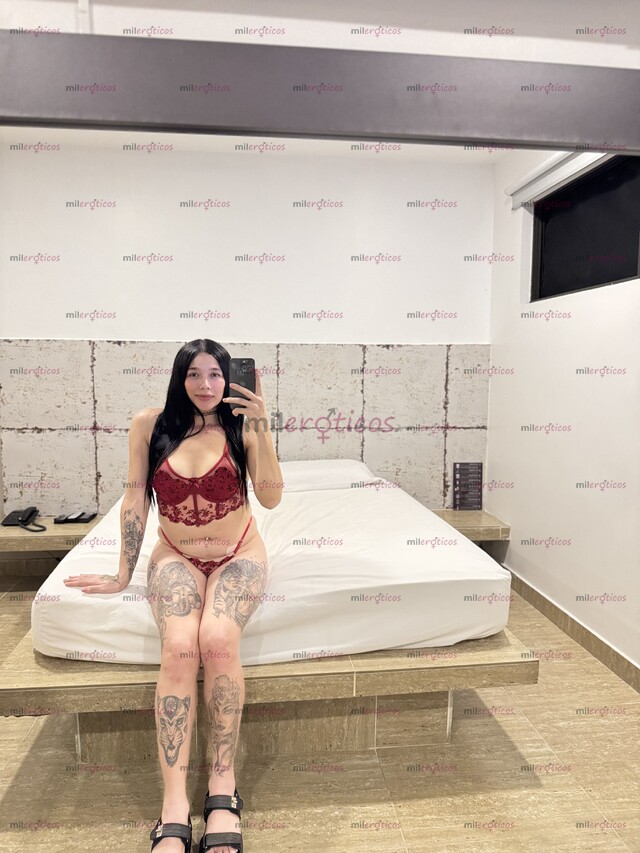 FOTOS DE RICA PELINEGRA ARDIENTE, TATUADA DONDE TUS DESEOS SON ÓRDENES