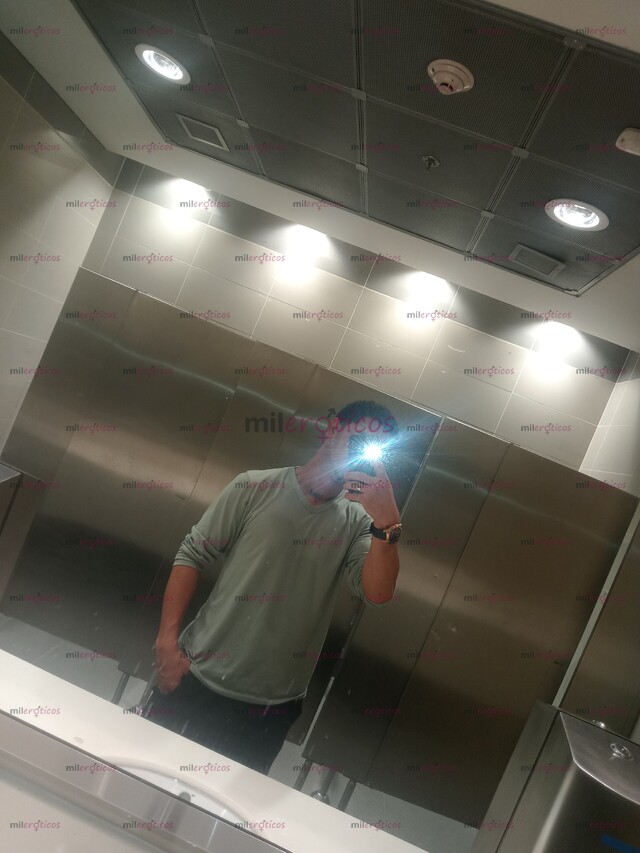 FOTOS DE CHICO COMPLACIENTE Y LLENO DE ENERGÍA CON UNA POLLA DE 21CM