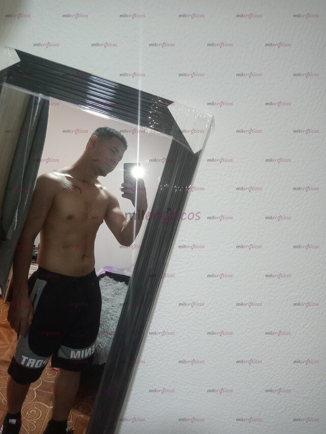 FOTOS DE CHICO COMPLACIENTE Y LLENO DE ENERGÍA CON UNA POLLA DE 21CM