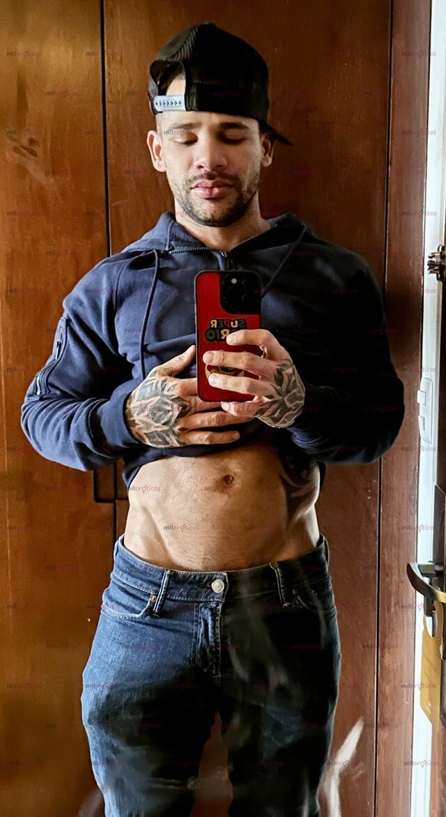 FOTOS DE HOMBRE VERGON XL 21CM DISCRETO, SERIO, TATUADO, MUSCULOSO, CARISMÁTICO Y GUAPO.