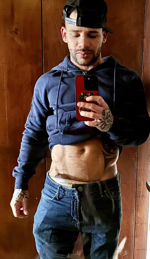 FOTOS DE HOMBRE VERGON XL 21CM DISCRETO, SERIO, TATUADO, MUSCULOSO, CARISMÁTICO Y GUAPO.