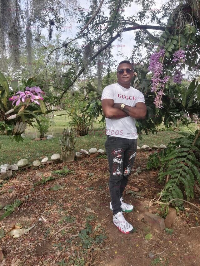 FOTOS DE HOLA SOY NEGRO HETERO VIGOROSO PARA CUMPLIR TUS DESEOS EN LA CAMA