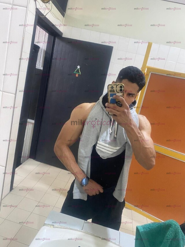 FOTOS DE JOVEN MORENO DE CUERPO ATLETICO Y DOTADO!!
