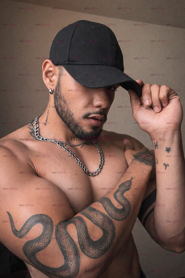 FOTOS DE ENTRNADOR CACHONDO CON CULO AGUANTADOR Y VERGA LLENA DE LECHE