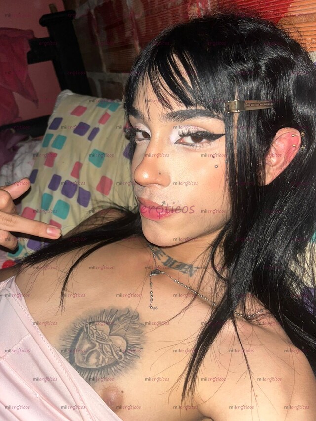FOTOS DE CHICO TRANS GAY DE MIRADA INTENSA Y ESTILO ÚNICO