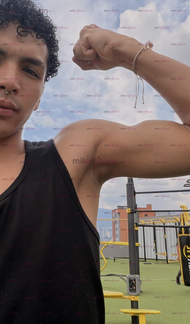 FOTOS DE JOVEN POLLO VERGON ARRECHO Y COMPLACIENTE