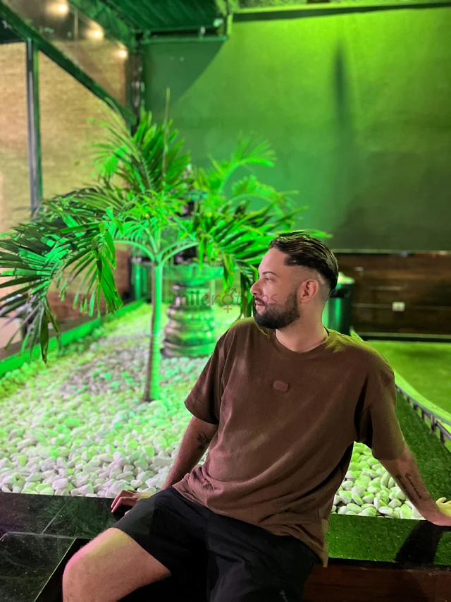 Procuro oferecer mais do que apenas um encontro busco proporcionar uma experiencia de conexao leveza e total discricao sou um homem educado de bom pap...