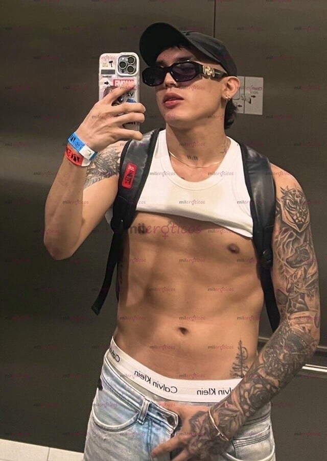 FOTOS DE JOVEN SEXY Y GUAPO CON GANAS DE DIVERSIÓN