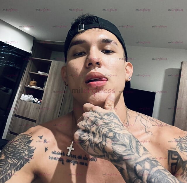 FOTOS DE JOVEN SEXY Y GUAPO CON GANAS DE DIVERSIÓN