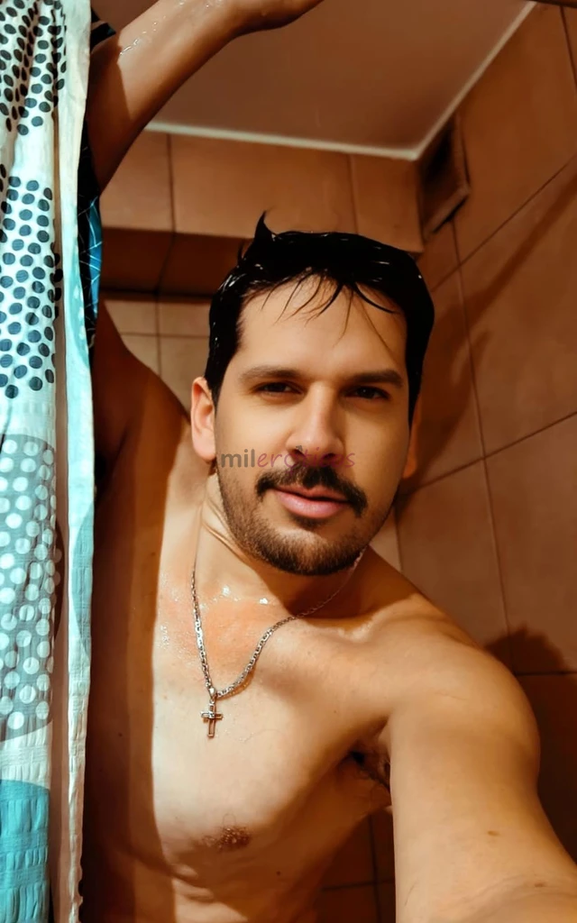 Si te gusta que te den una buena mamada en ese hoyo rico te metan la lengua bien dentro hasta el fondo te lo dilaten bien para despues irte metiendo l...