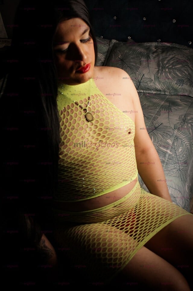 FOTOS DE ESMERALDA PELINEGRA,ÚNICA CHICA DE CLOSET DISPUESTA A CUMPLIR TUS FANTASIAS