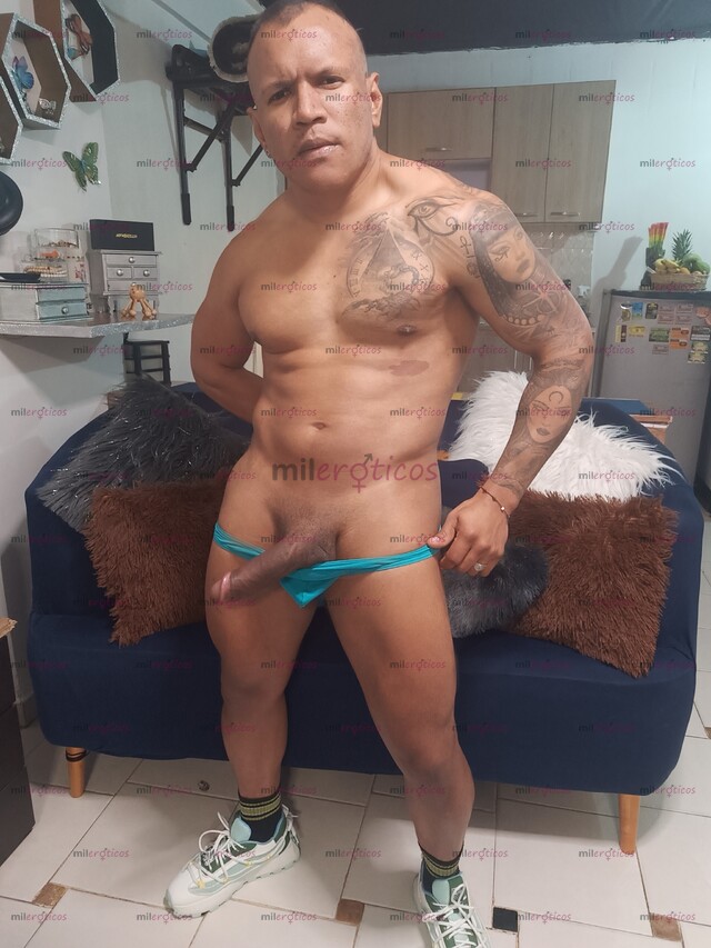 FOTOS DE TATUADO MORENO DE 23CM SÚPER GRUESA Y EXTREMADAMENTE DURA