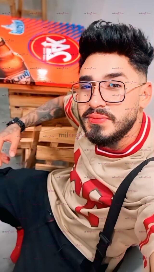 FOTOS DE BBY EXÓTICO MARCADO CON TATUAJES Y UNA SENSUAL BARBA