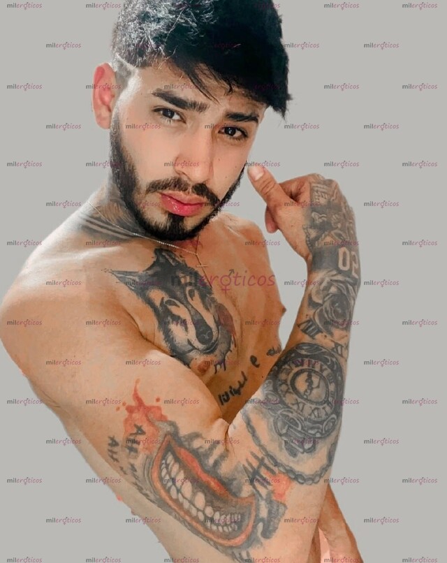 FOTOS DE BBY EXÓTICO MARCADO CON TATUAJES Y UNA SENSUAL BARBA