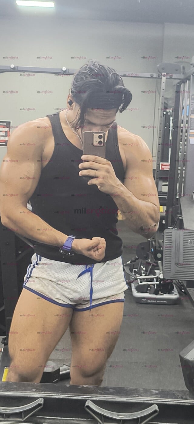 FOTOS DE LOGAN UN MEN, MUSCULOSO Y DOTADO DE 26 CM.