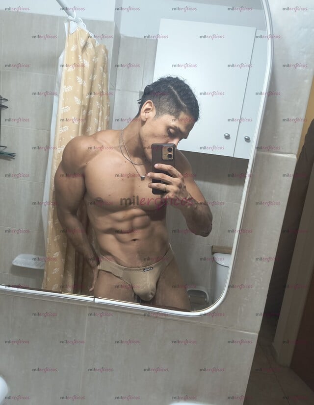 FOTOS DE LOGAN UN MEN, MUSCULOSO Y DOTADO DE 26 CM.