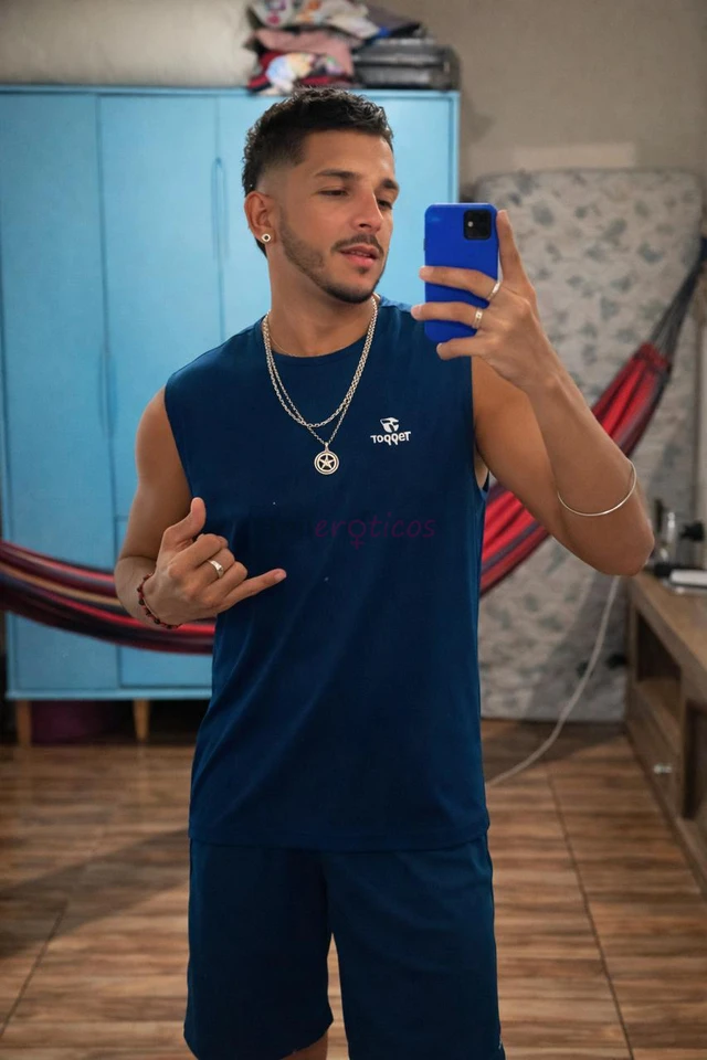 M e chamo hugo sou carioca como dizem da gema kk um cara de boa com vida que ama natureza praia animais e apaixonado por musica alem de cozinhar tambe...