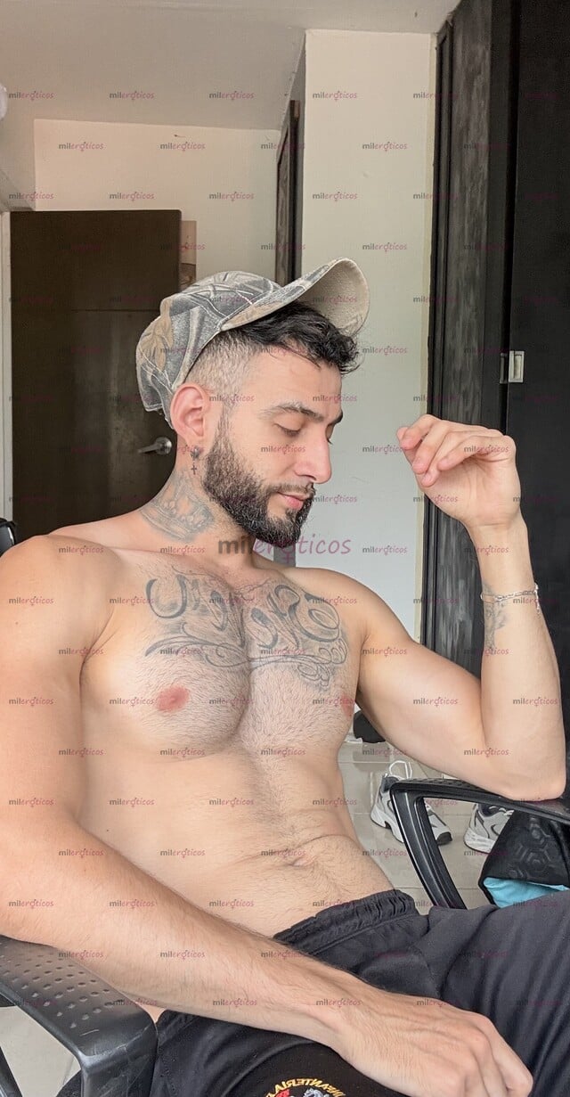 FOTOS DE LATINO SERIO MORBOSO Y COMPLACIENTE EN LA CIUDAD DE MEDELLIN