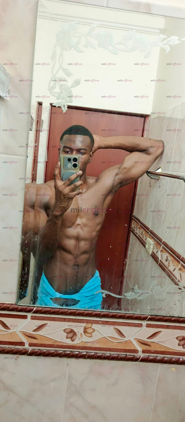 FOTOS DE JOVEN ATRACTIVO ATLÉTICO AFRO ACTIVO DISPUESTO A TODO