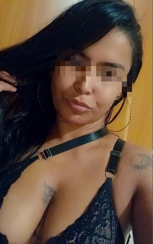 Ola queridinhos que amam uma brincadeirinha por video chamada curtindo uma putinha safada abrindo a bucetinha se mostrando gostosamente pra un desconh...