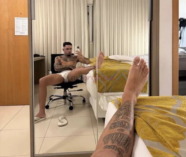 Opa beleza tenho 24 anos 1 80 de altura e 23 cm de dotecurto tudo ativo passivo beijo gozo e realizo fetichestenho local mais tambem posso ir ate vc o...