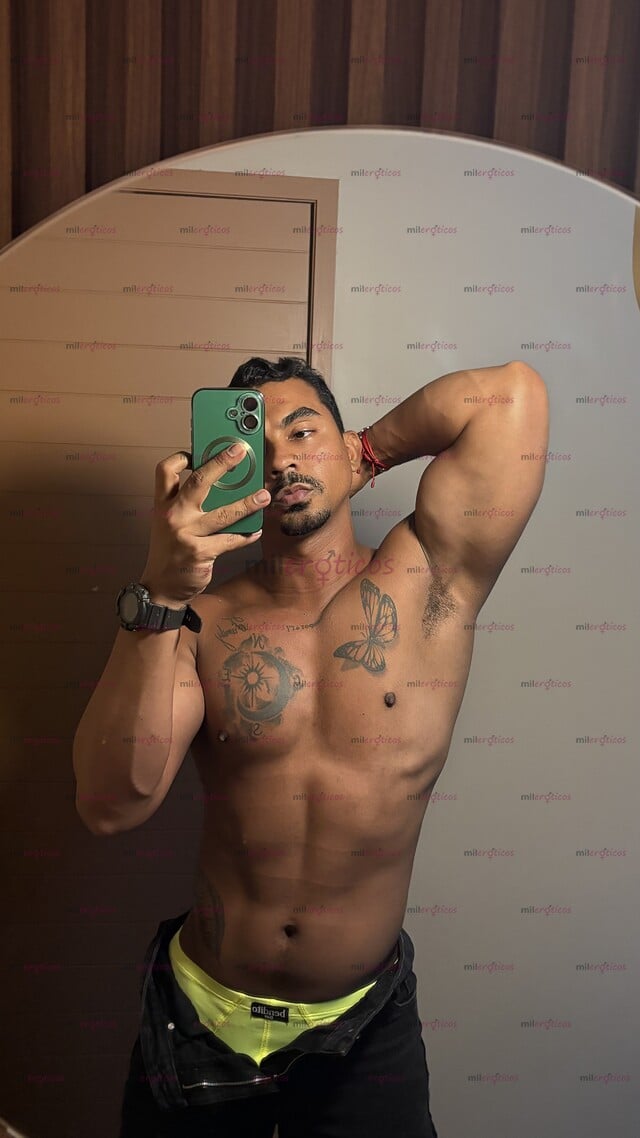 FOTOS DE DOMINICANO, 28 AÑOS, CON UNA PRESENCIA QUE COMBINA SEGURIDAD, ELEGANCIA Y UN TOQ