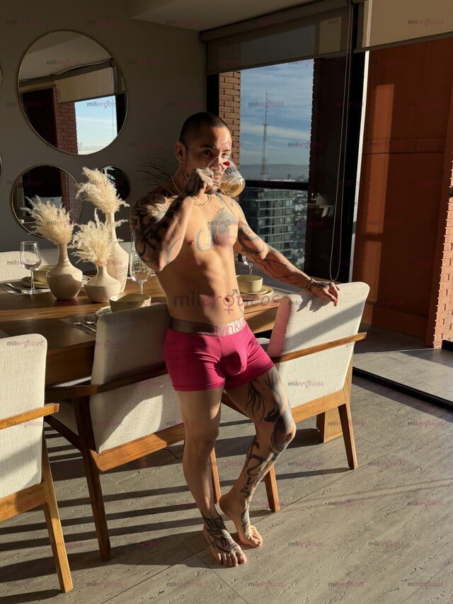 FOTOS DE MASCULINO, ATLÉTICO Y TATUADO CON BUENA VERGA ( SOLO MUJERES )