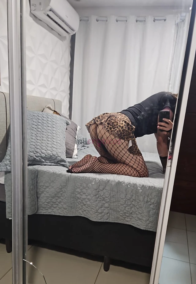 Mamada gostosa que sua mulher namorada nao faz engulo o pau inteiro e mamo ate ganhar leitinho na garganta recebo no meu local discreto e sigiloso pra...