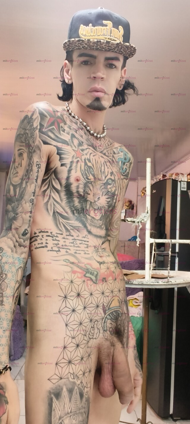 FOTOS DE FLACO VERGON ACTIVO BLANCO TATUADO CON SITIO