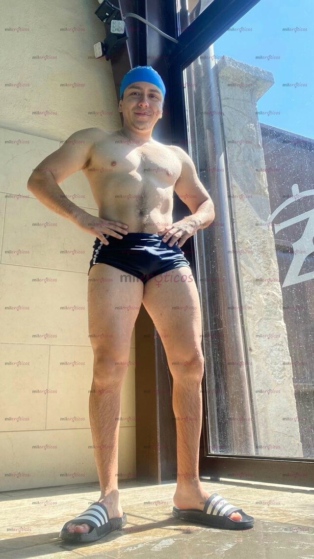 FOTOS DE JOVEN, GUAPO, EXPERTO, MASAJISTA LISTO PARA DISFRUTAR