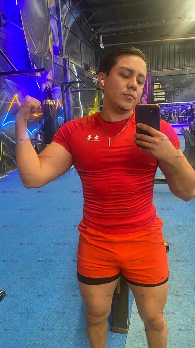 FOTOS DE JOVEN, GUAPO, EXPERTO, MASAJISTA LISTO PARA DISFRUTAR