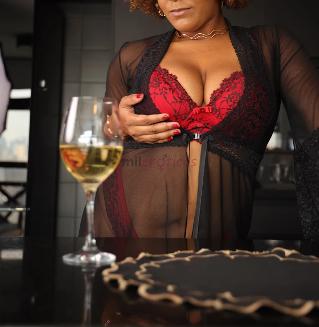 Ola amores sou paola uma maravilhosa acompanhante e massagista uma delicia com peitos grandes belas pernas uma bunda gostosa e a pele macia e cheirosa...
