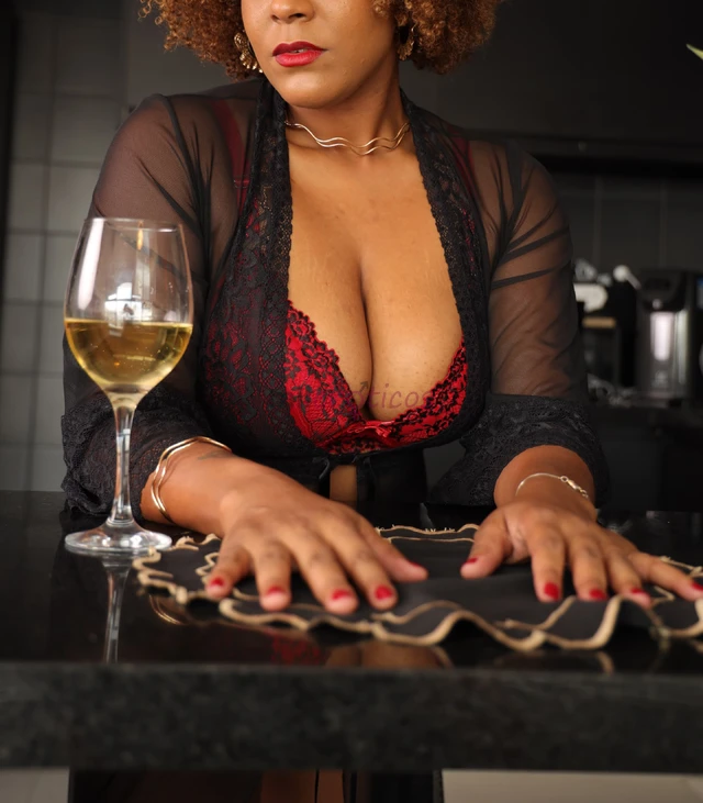 Ola amores sou paola uma maravilhosa acompanhante e massagista uma delicia com peitos grandes belas pernas uma bunda gostosa e a pele macia e cheirosa...