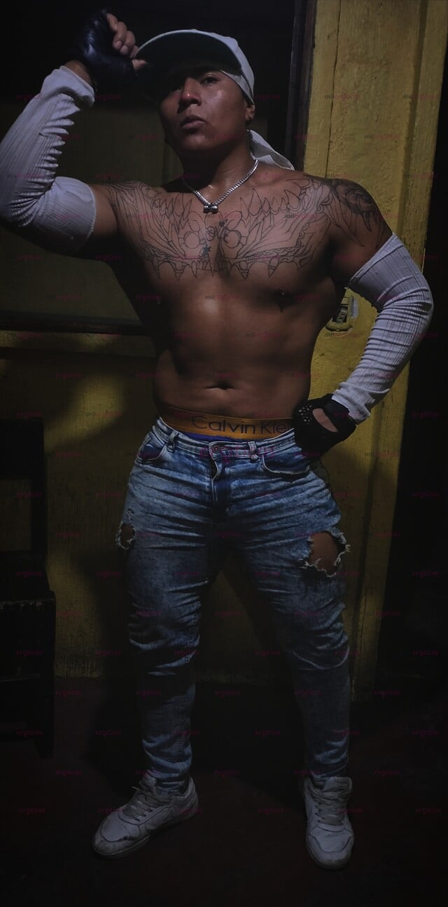 FOTOS DE VANYTAZ A TU SERVICIO SOLO ATIENDO MUJERES SOY MORENO TATUADO DE 170 ALTURA