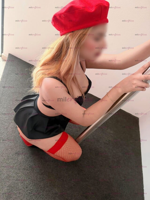 FOTOS DE 18 AÑOS, ME ENCANTA CONSENTIR CON MI LENGUITA Y MIS TRAVIEZAS PIERNAS