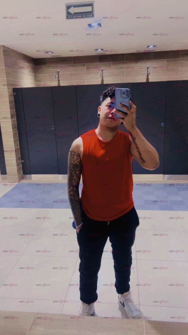 FOTOS DE CULO APRETADO, BUENA VERGA Y RICOS HUEVOS. TÚ ELIGES CÓMO SACARNOS LA LECHE.
