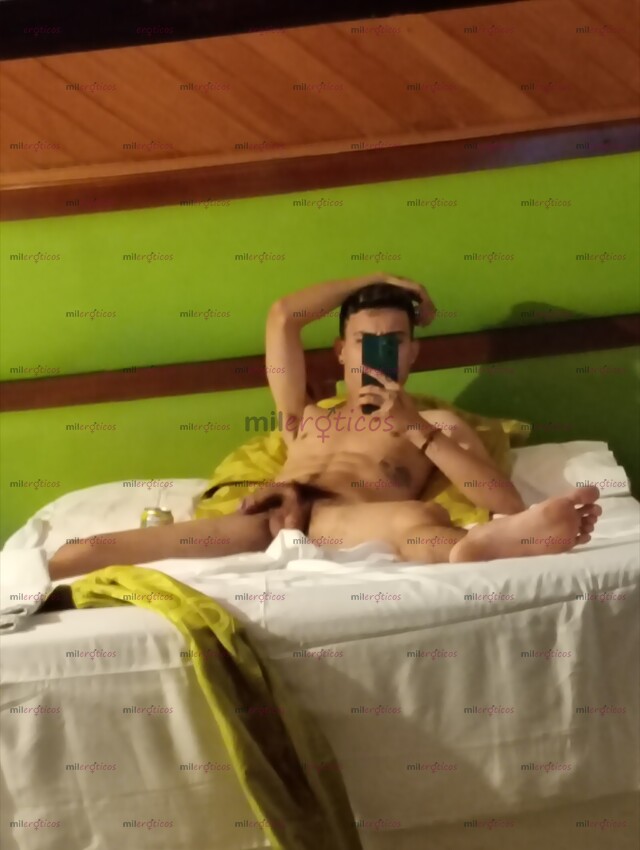 FOTOS DE JOVEN VERGÓN LECHERO COMPLACIENTE RELAJADO RECIÉN LLEGADO A LA CIUDAD