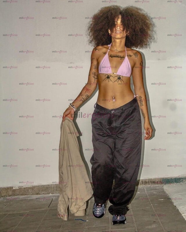 FOTOS DE NEGRA CON ROSTRO ANGELICAL, HERMOSA AFRO Y CURVAS NATURALES