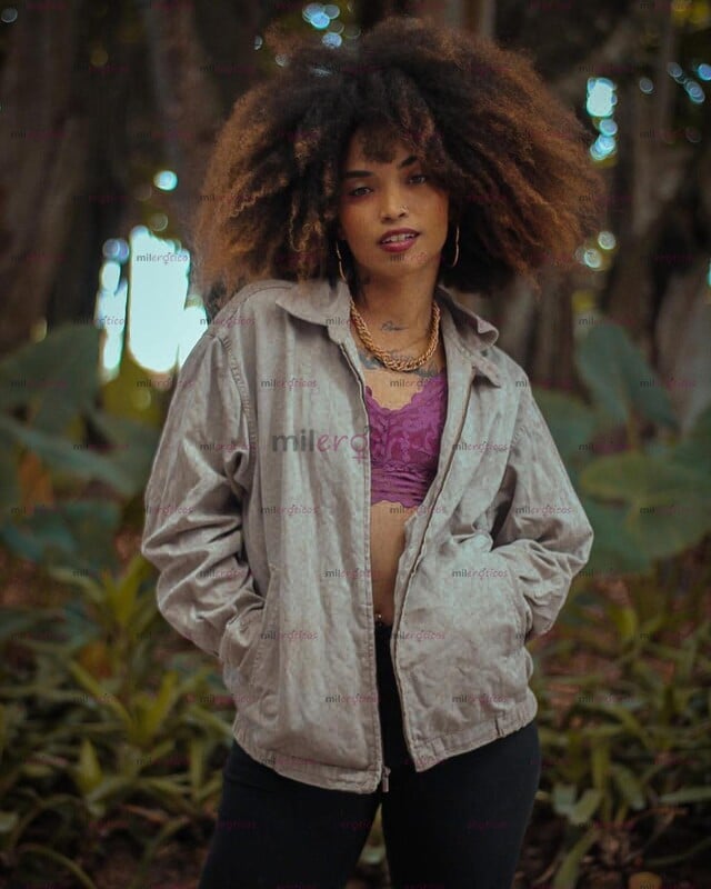FOTOS DE NEGRA CON ROSTRO ANGELICAL, HERMOSA AFRO Y CURVAS NATURALES