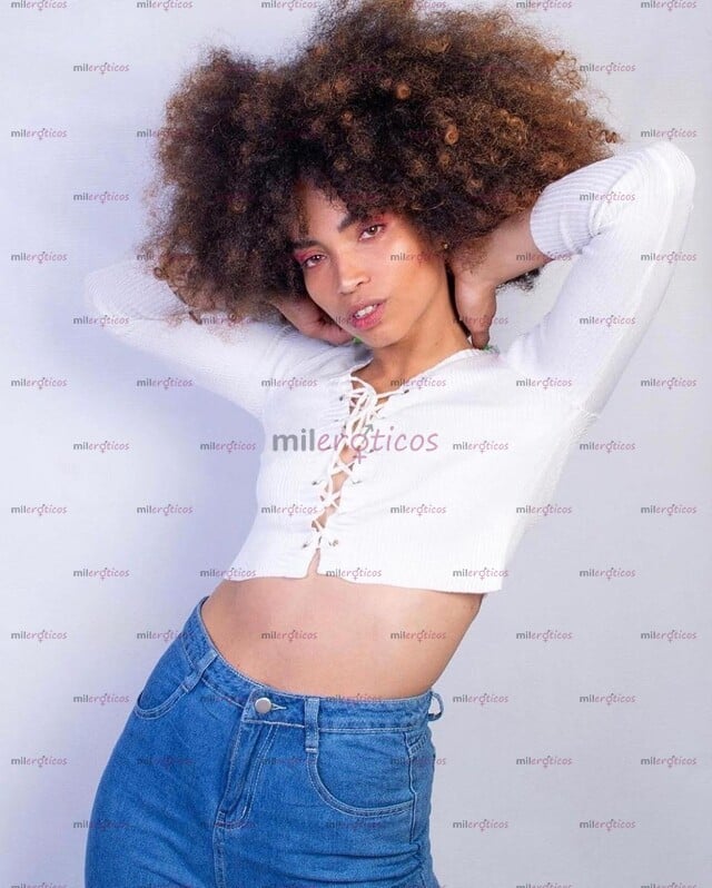 FOTOS DE NEGRA CON ROSTRO ANGELICAL, HERMOSA AFRO Y CURVAS NATURALES